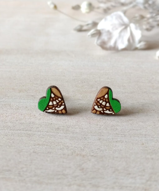minimalistični leseni uhani srčki zeleni na ozadju