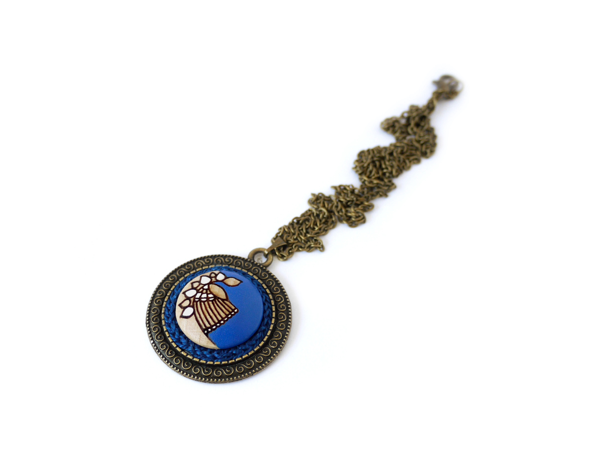 medium royal blue wooden necklace