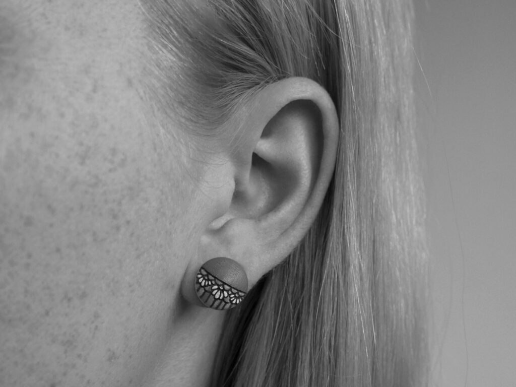 Small grey wooden earrings small round Kvičke Kvačke